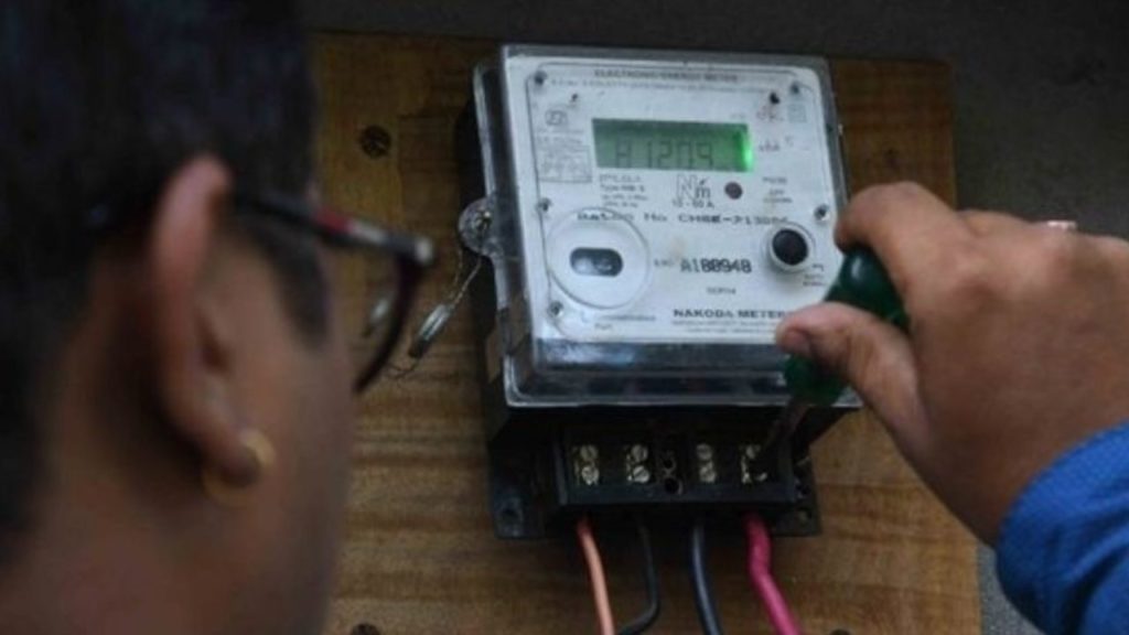 Maharashtra Slashes Power Tariffs by 26% but in 5 years
